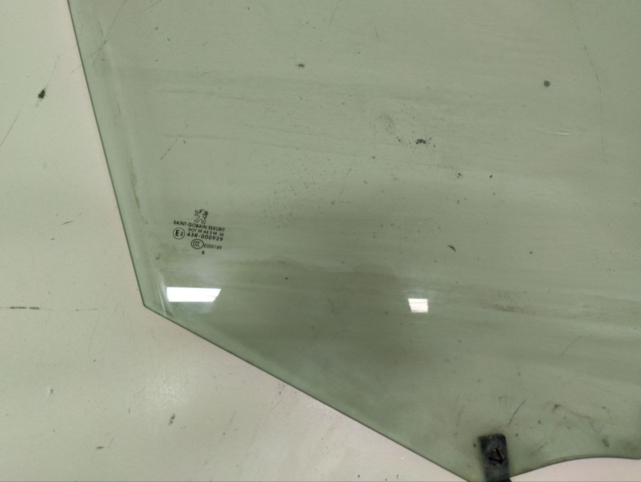 Стекло двери передней правой Peugeot 308 2007>