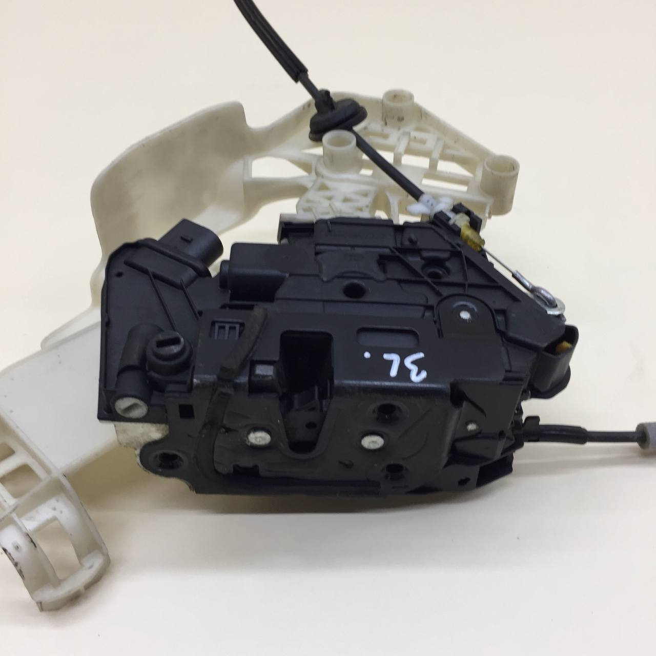 Замок двери задней левой Volkswagen Tiguan (5N1) 2007-2011 Замок двери задней левой Volkswagen Tiguan (5N1) 2007-2011