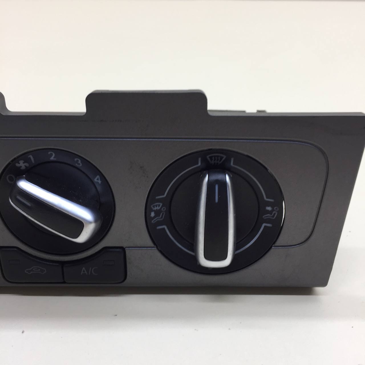 Блок управления отопителем Volkswagen Polo (MK5) 2011-2020