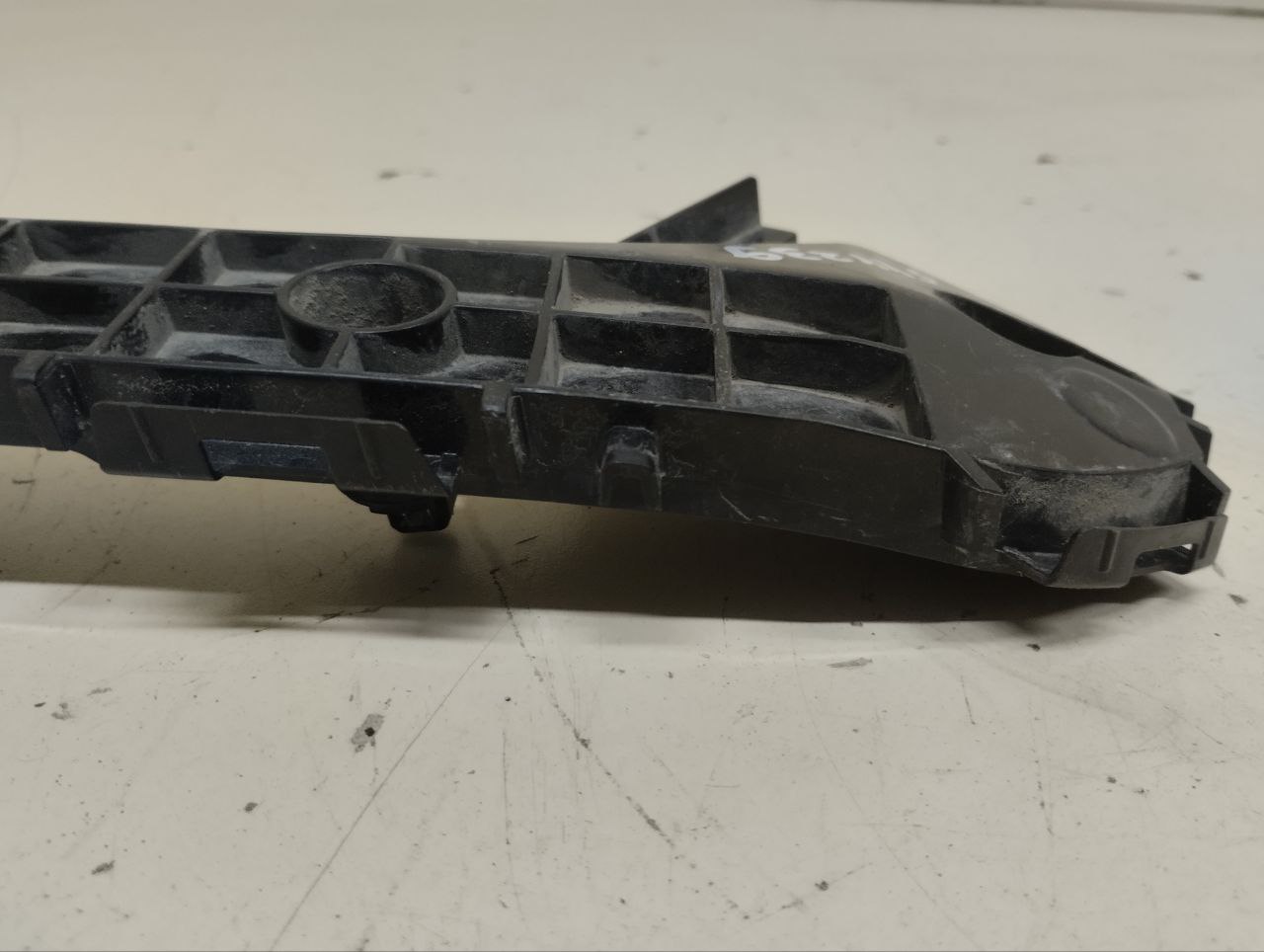 Кронштейн переднего бампера левый Lexus LX450D/570 2015>