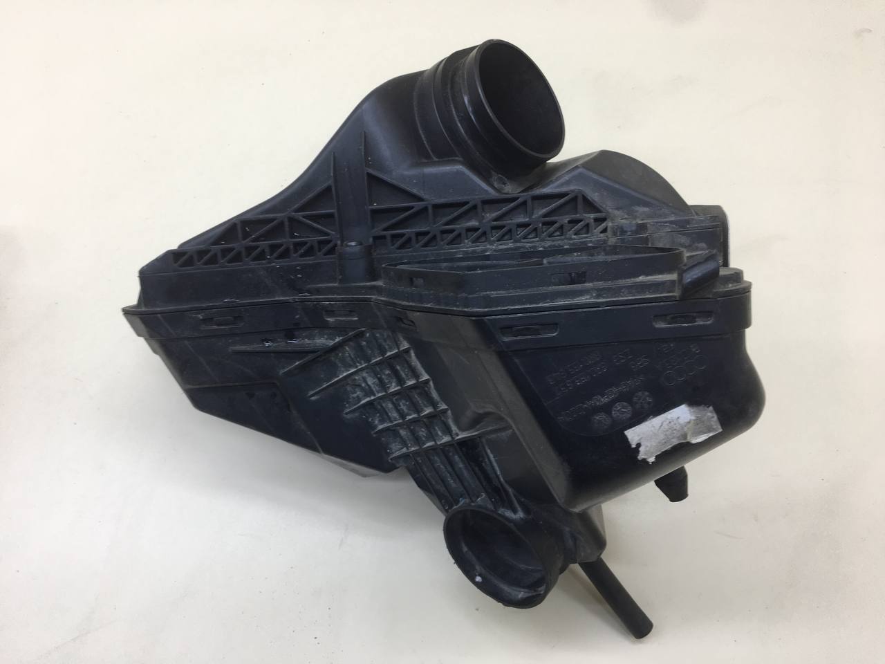 Корпус воздушного фильтра Audi A4 (B8) 2007-2011