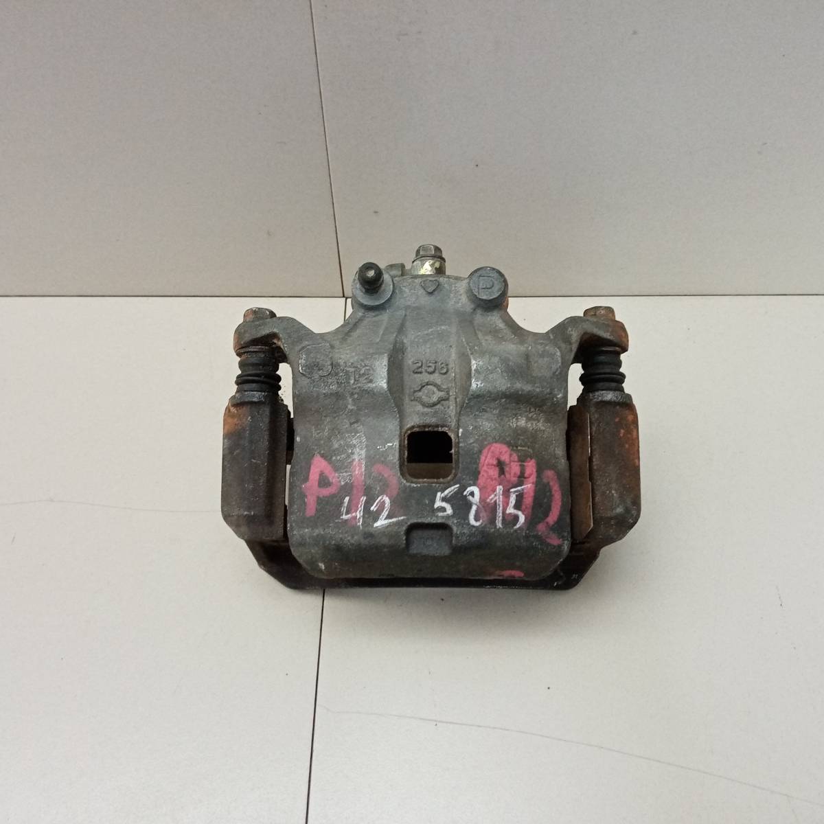 Суппорт передний правый Nissan Primera (P12) 2002-2007