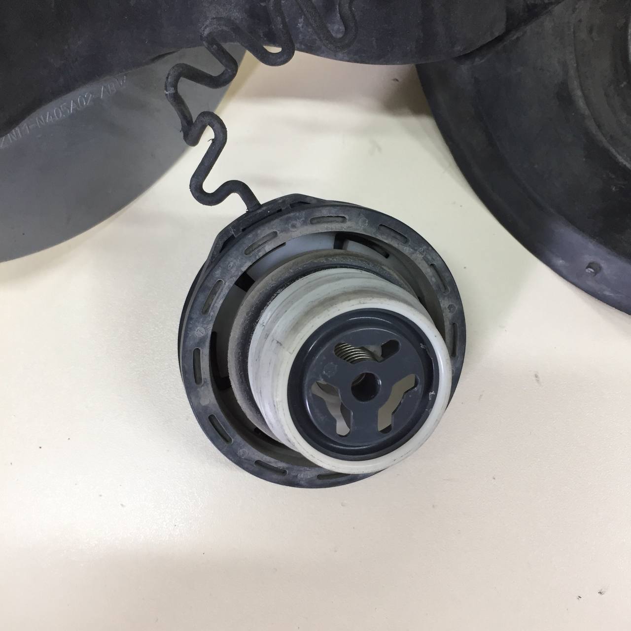 Лючок бензобака Ford Fusion (JU) 2002-2012 Лючок бензобака Ford Fusion (JU) 2002-2012