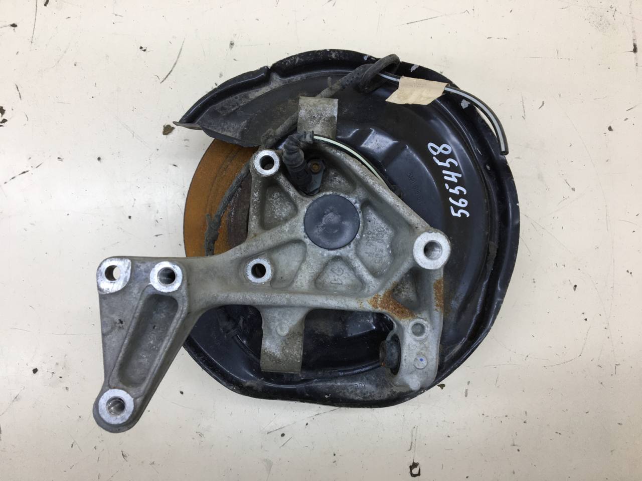 Кулак поворотный задний правый Volkswagen Passat B7 2011-2015 Кулак поворотный задний правый Volkswagen Passat B7 2011-2015