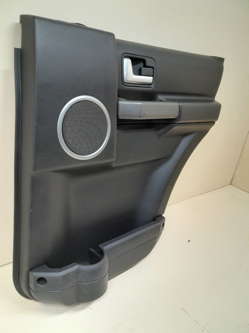 Обшивка двери задней правой Land Rover Discovery 3 (L319) 2004-2009