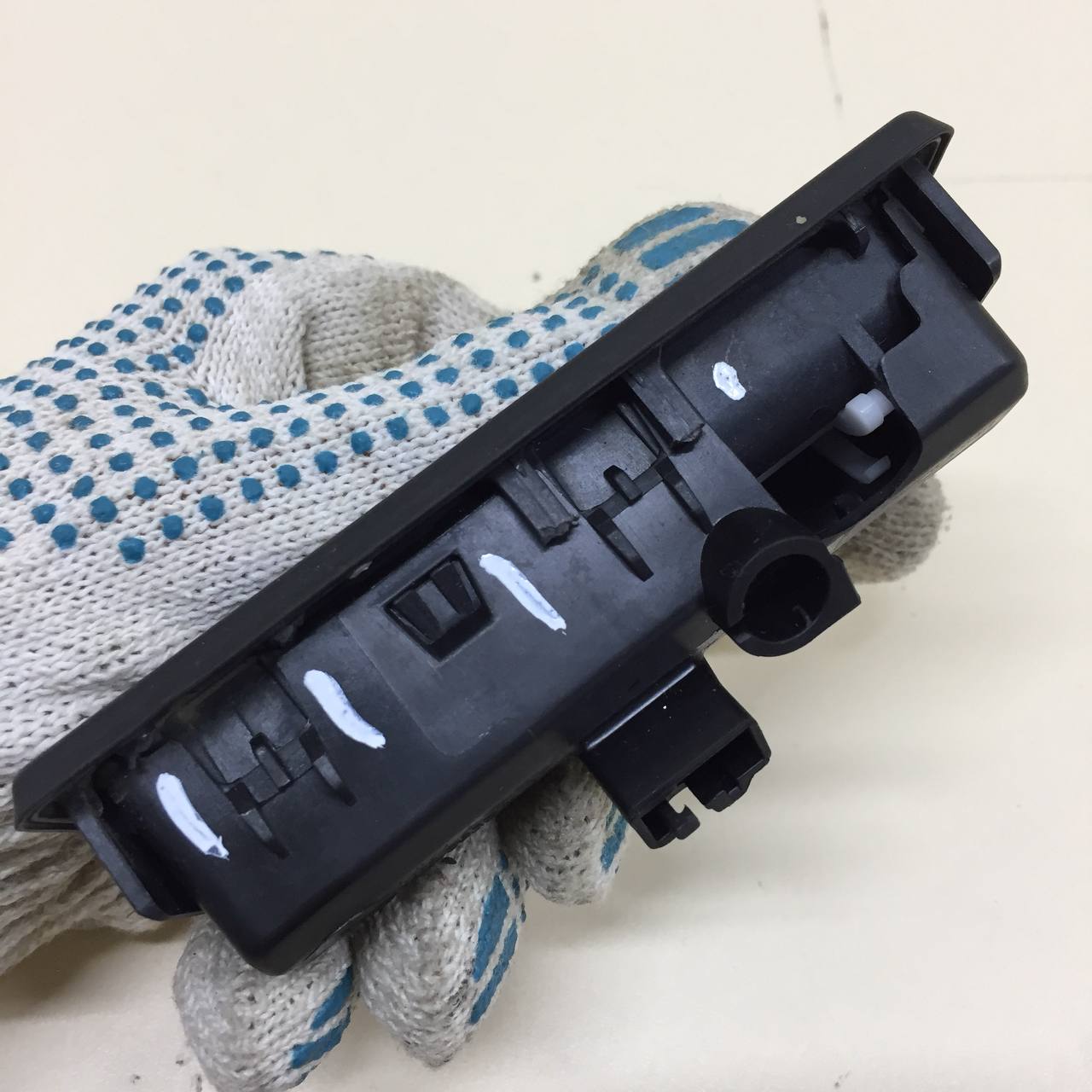Кнопка открывания багажника Skoda Rapid 2012-2020 Кнопка открывания багажника Skoda Rapid 2012-2020