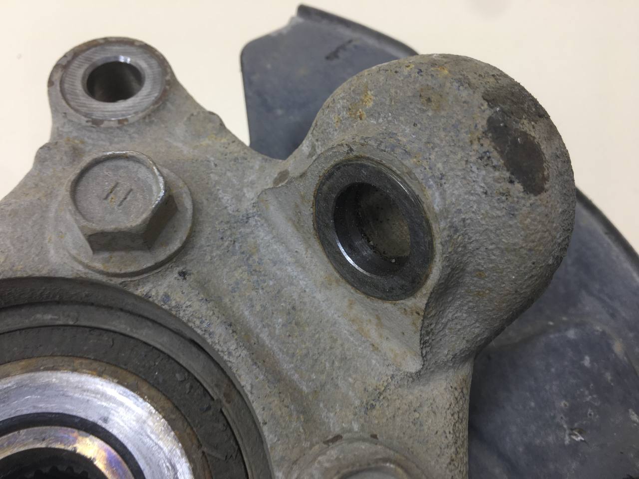 Кулак поворотный передний левый Toyota Rav 4 (A30) 2006-2013