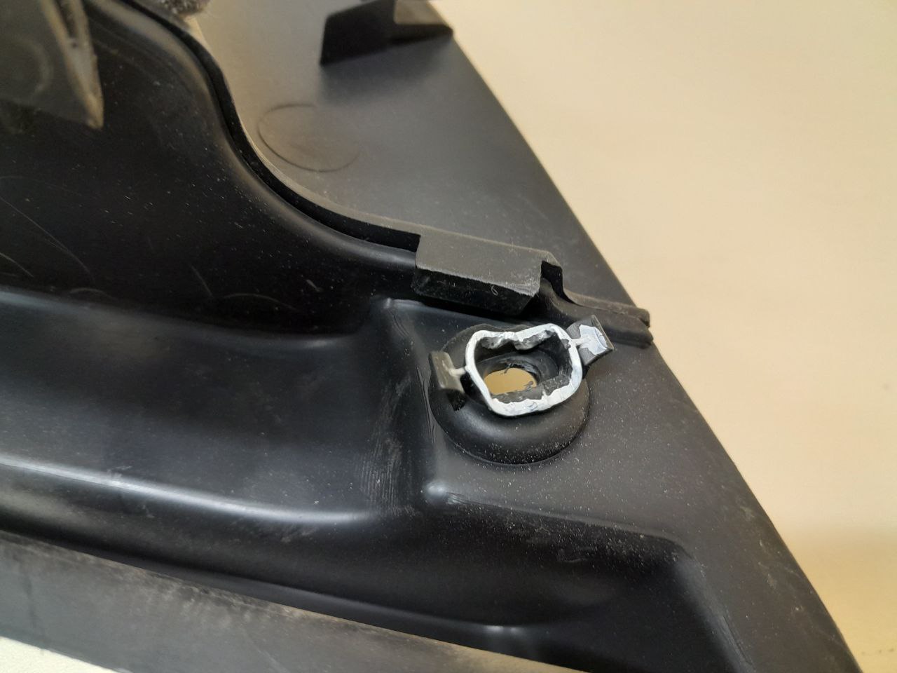 Держатель задней полки Renault Duster (HSA, HSM) 2012>