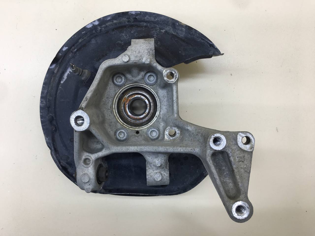 Кулак поворотный задний левый Volkswagen Tiguan (5N1) 2007-2011