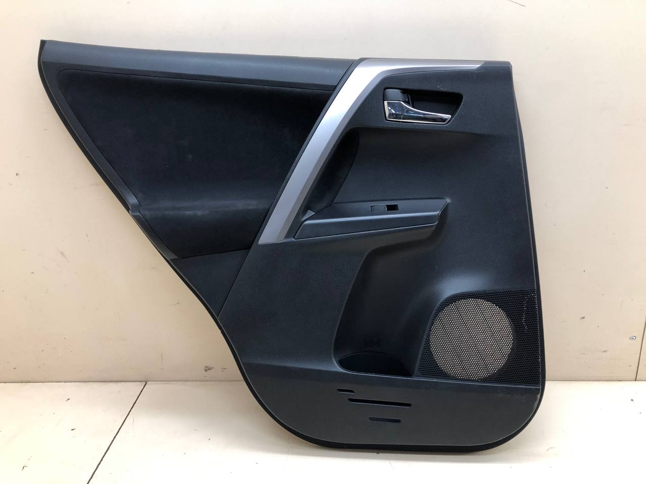 Обшивка двери задней левой Toyota Rav 4 (XA40) 2013-2019