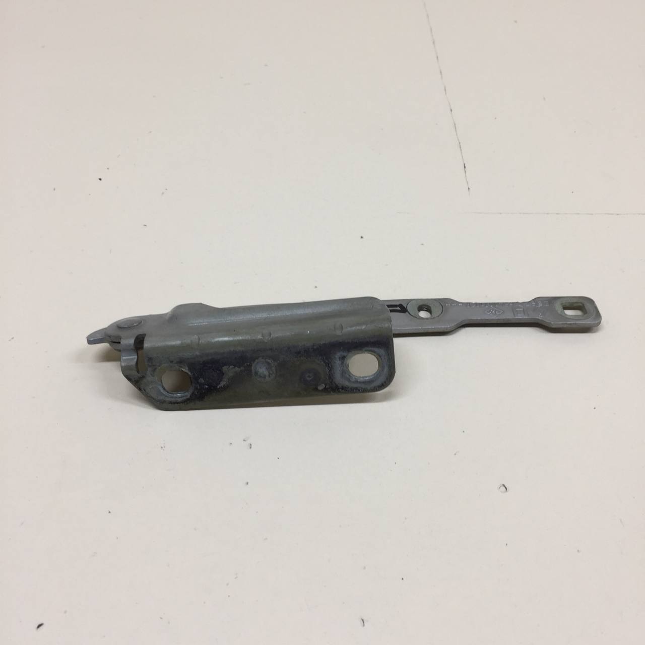 Петля капота правая Renault Duster (HSA, HSM) 2012> Петля капота правая Renault Duster (HSA, HSM) 2012>