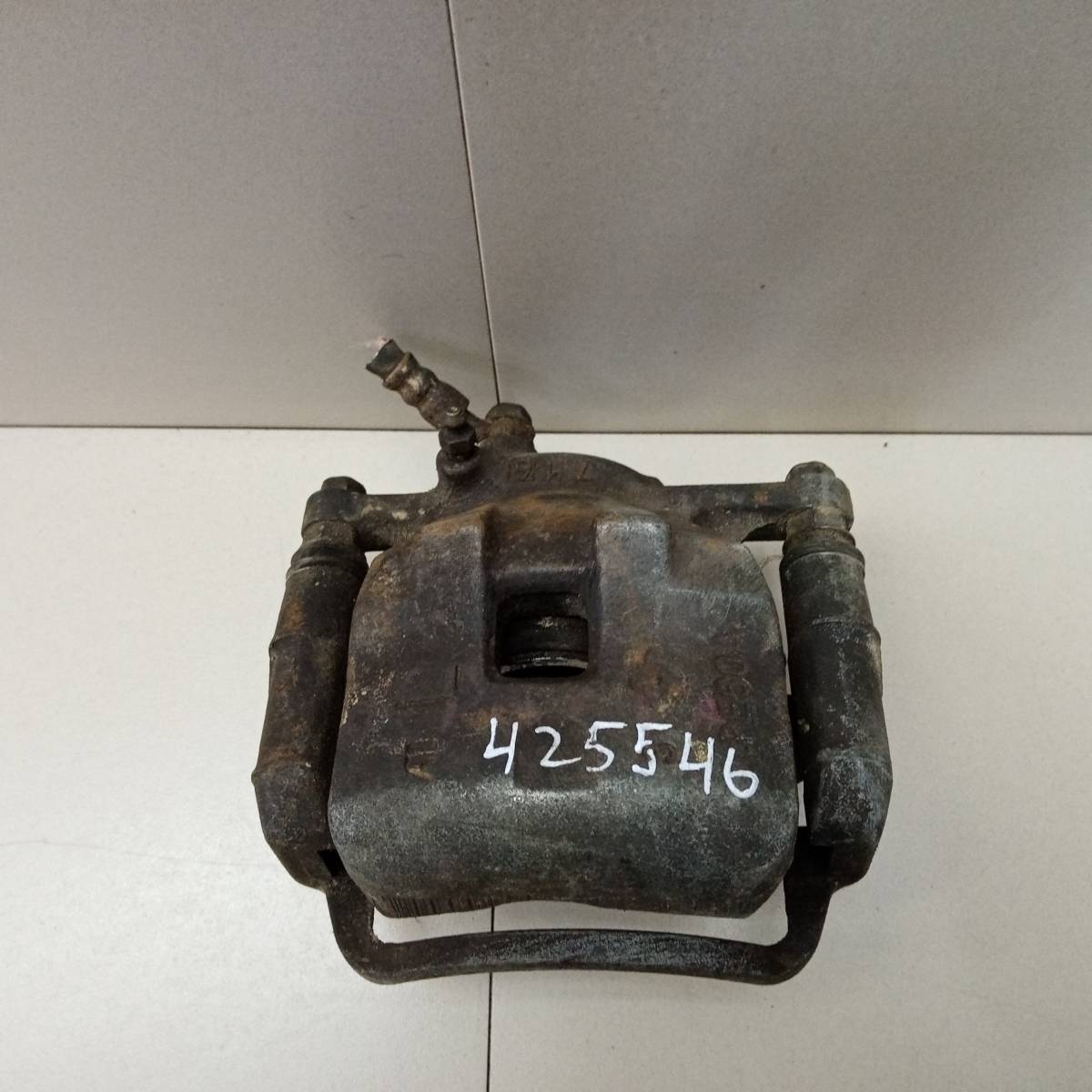 Суппорт передний левый Toyota Mark II (X90) 1992-1996 Суппорт передний левый Toyota Mark II (X90) 1992-1996
