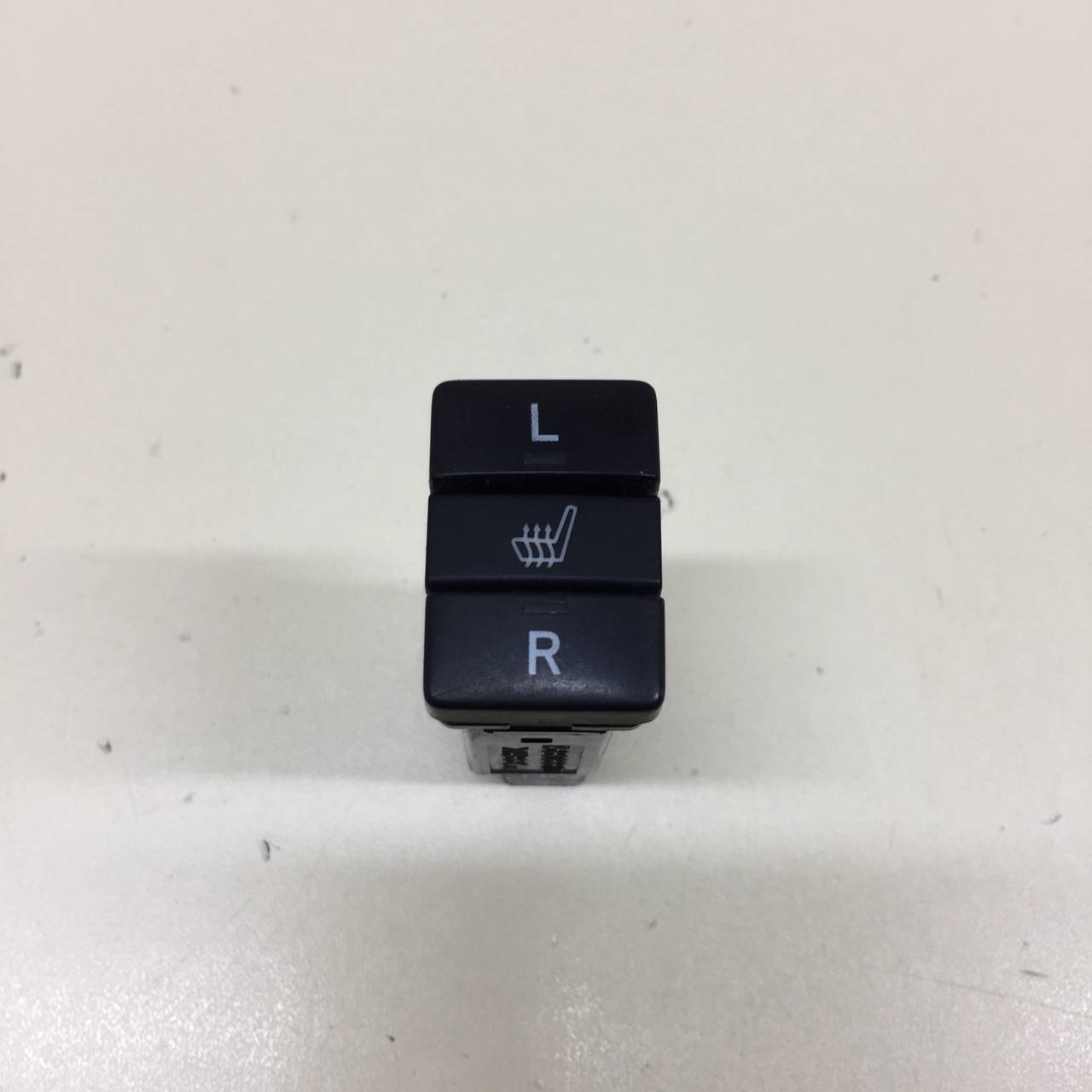 Кнопка обогрева сидений Toyota Rav 4 (A30) 2006-2013 Кнопка обогрева сидений Toyota Rav 4 (A30) 2006-2013