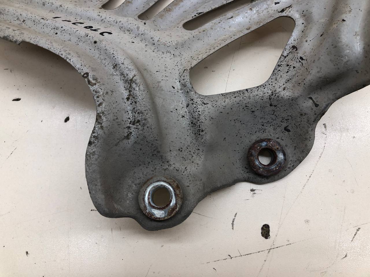 Экран тепловой Toyota Corolla E180 2013-2019 Экран тепловой Toyota Corolla E180 2013-2019