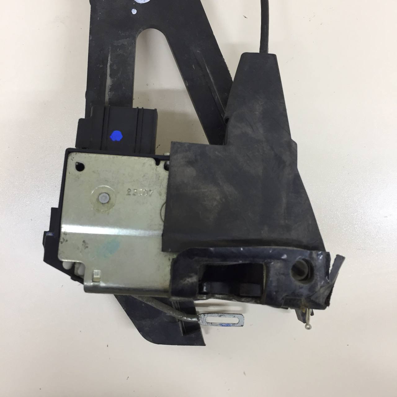 Замок двери задней правой Ford Fusion (JU) 2002-2012