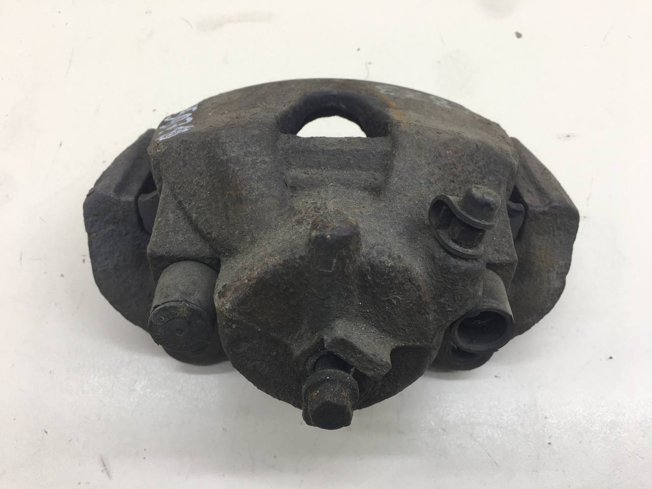 Суппорт передний правый Opel Astra H / Family 2004-2015