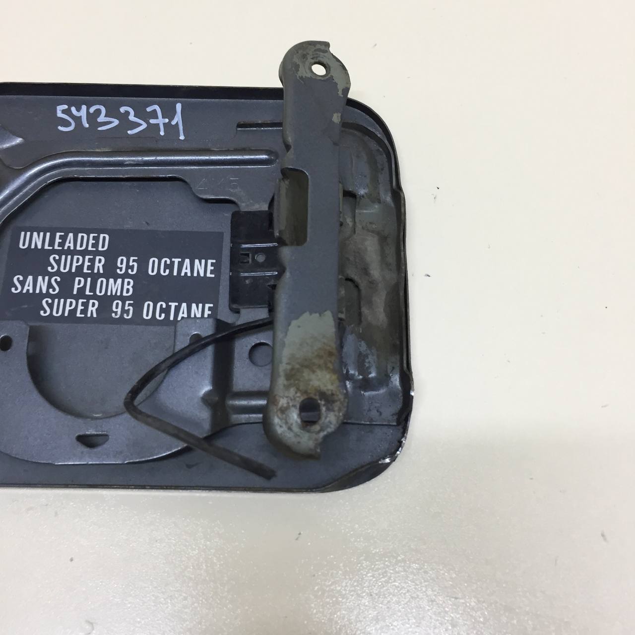 Лючок бензобака Nissan Almera (N16) 2000-2006 Лючок бензобака Nissan Almera (N16) 2000-2006