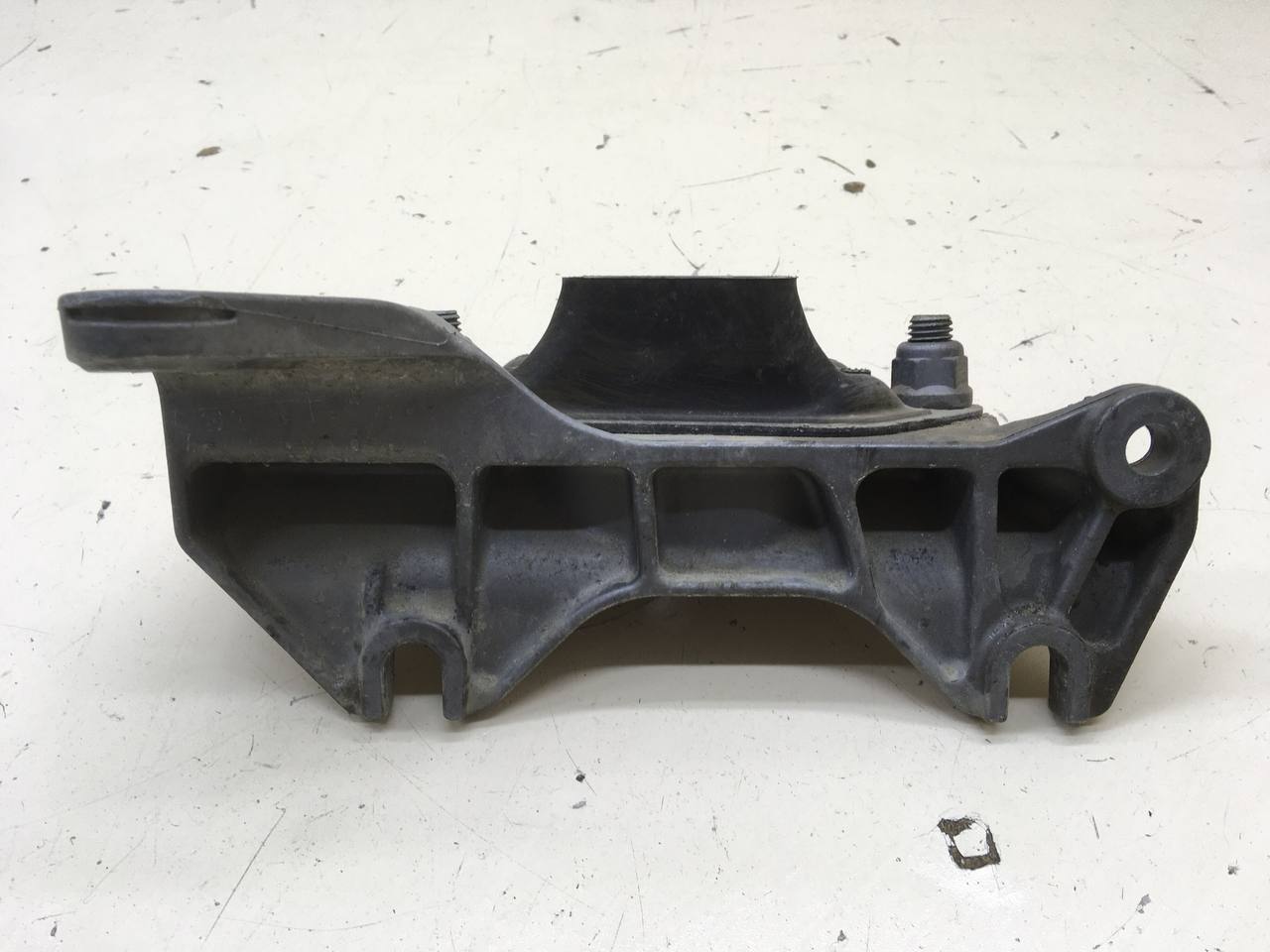 Кронштейн опоры КПП Renault Duster (HSA, HSM) 2012> Кронштейн опоры КПП Renault Duster (HSA, HSM) 2012>