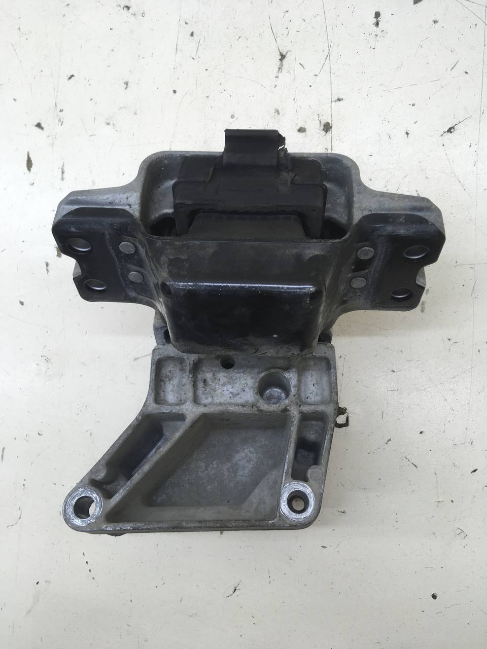 Опора КПП левая Skoda Octavia (A5 1Z-) 2004-2013 Опора КПП левая Skoda Octavia (A5 1Z-) 2004-2013