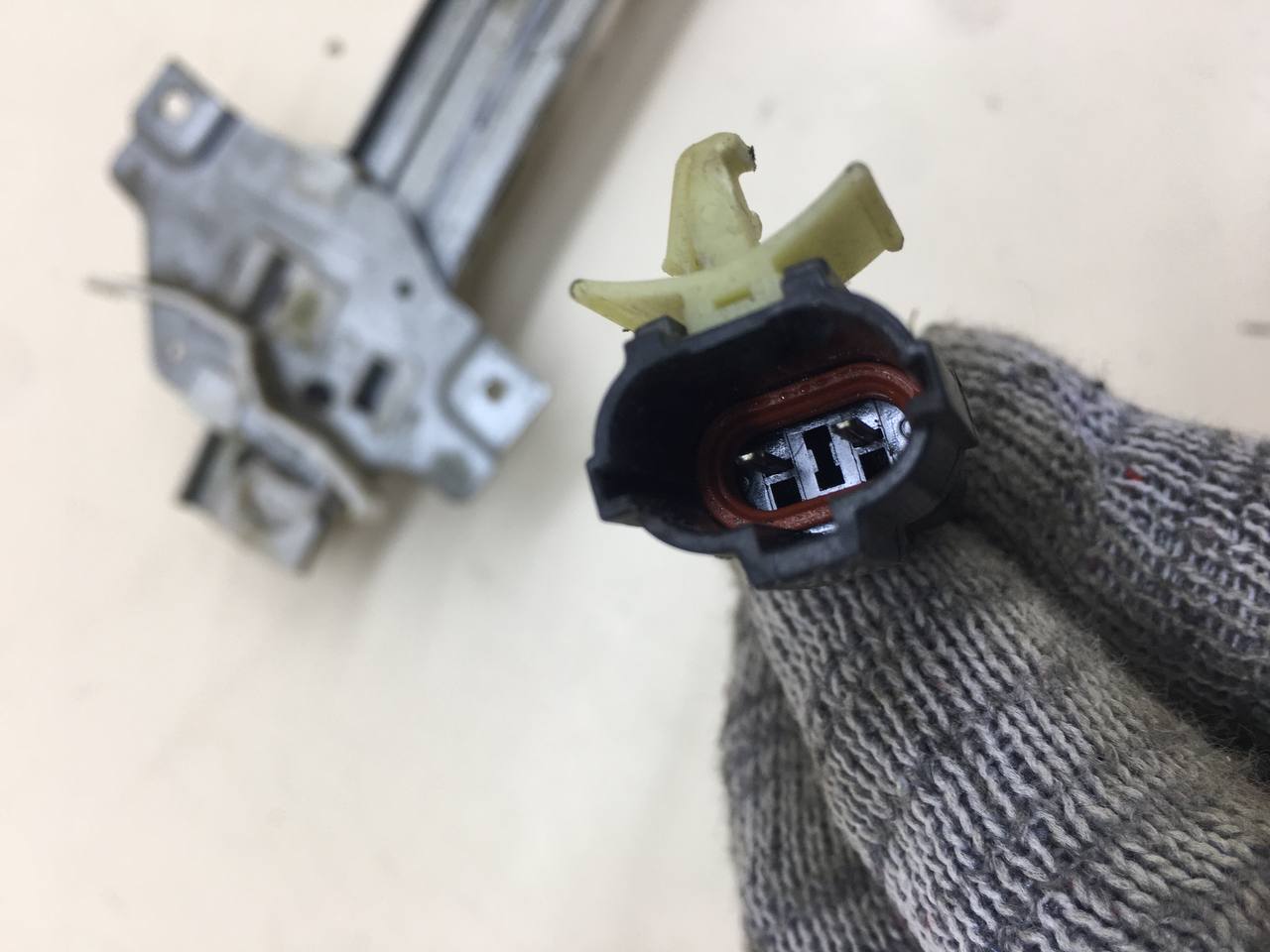 Стеклоподъемник электр. задний правый Kia Spectra (SD) 2004-2011