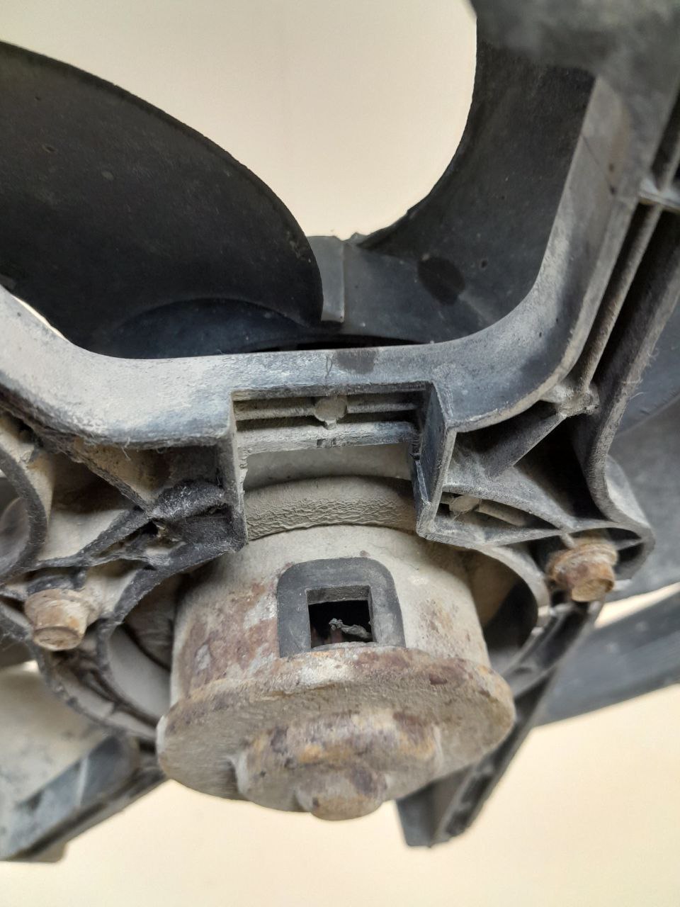 Вентилятор радиатора Nissan Almera (N16) 2000-2006 Вентилятор радиатора Nissan Almera (N16) 2000-2006