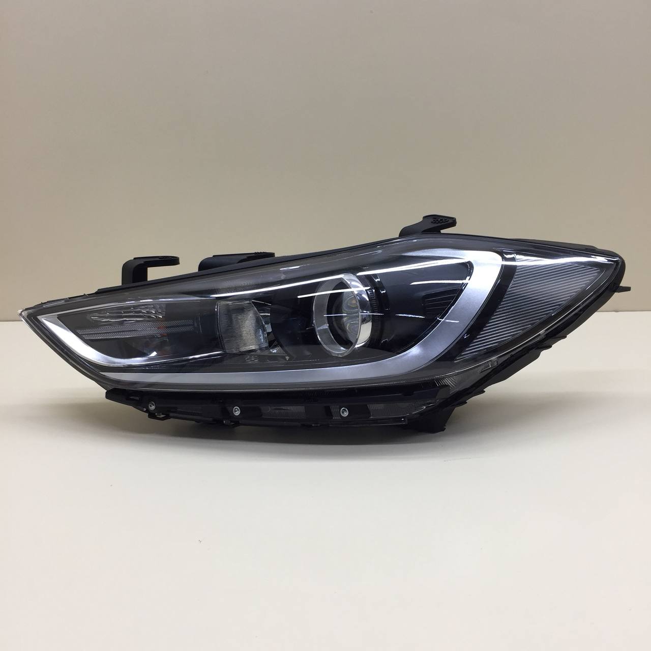 Фара левая Hyundai Elantra (AD) 2015>