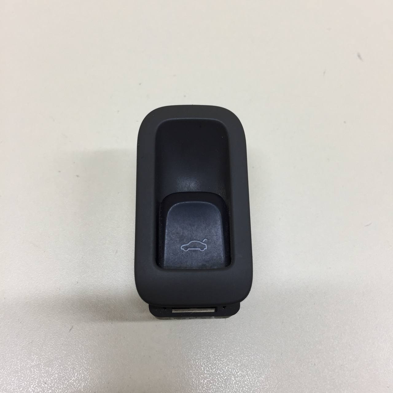 Кнопка открывания багажника Audi Q5 (8R) 2008-2017