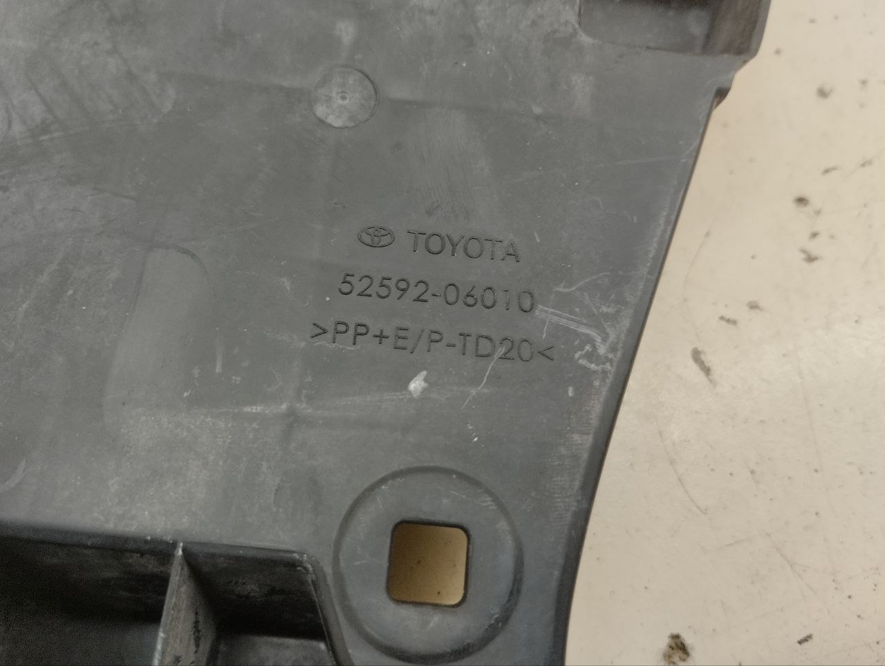 Кронштейн заднего бампера левый Toyota Camry (XV70) 2017>