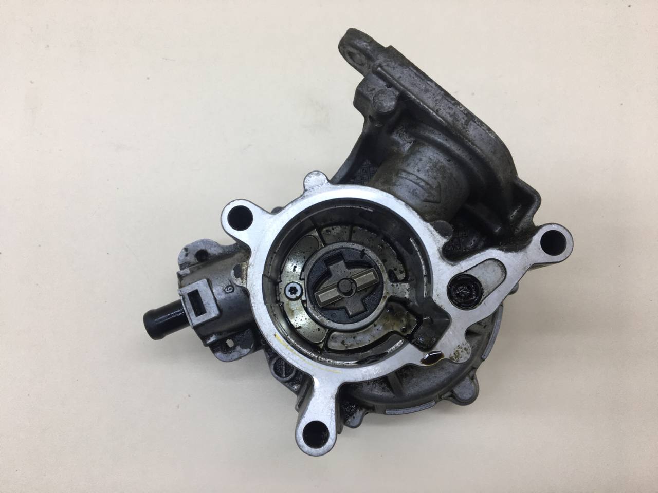 Насос вакуумный Volkswagen Passat B7 2011-2015 Насос вакуумный Volkswagen Passat B7 2011-2015