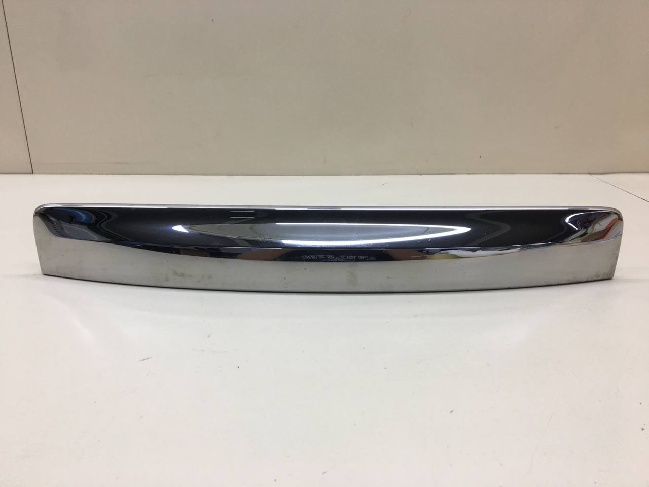 Накладка двери багажника Nissan Patrol (Y62) 2010>