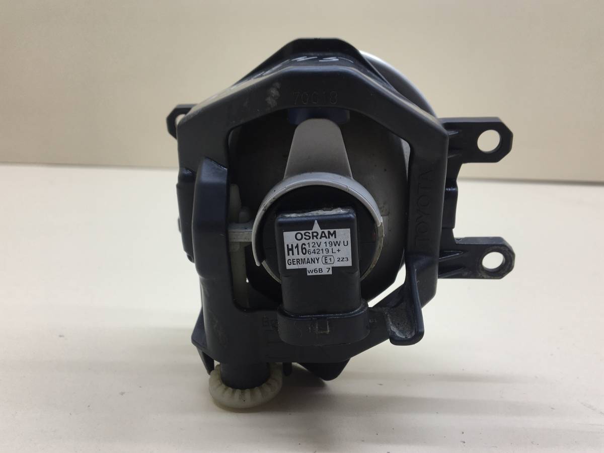 Фара противотуманная правая Toyota Rav 4 (XA40) 2013-2019