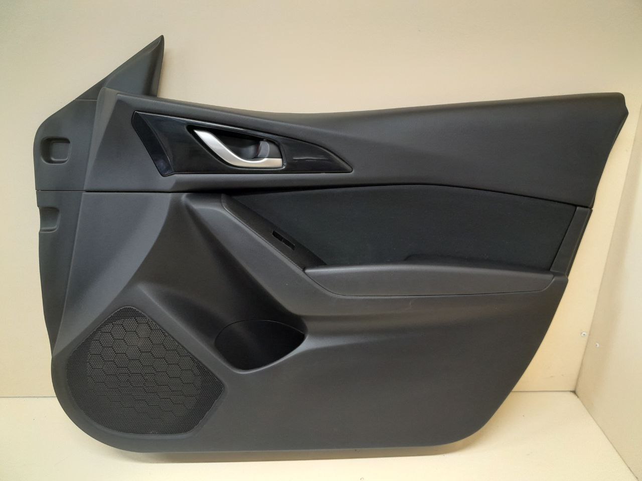 Обшивка двери передней правой Mazda Mazda 3 (BM) 2013-2016