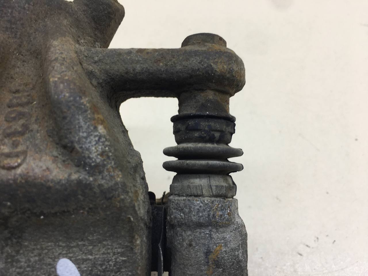 Суппорт передний левый Nissan Almera 3 (G11, G15) 2012>