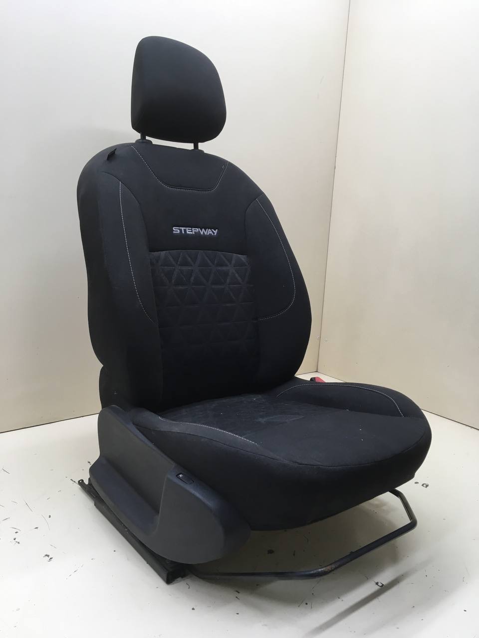 Сиденье переднее правое Renault Sandero Stepway (5S) 2014-2022