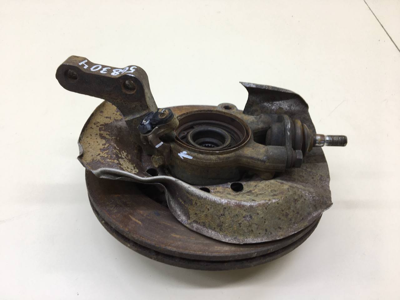 Кулак поворотный передний левый Lada Granta 2011>