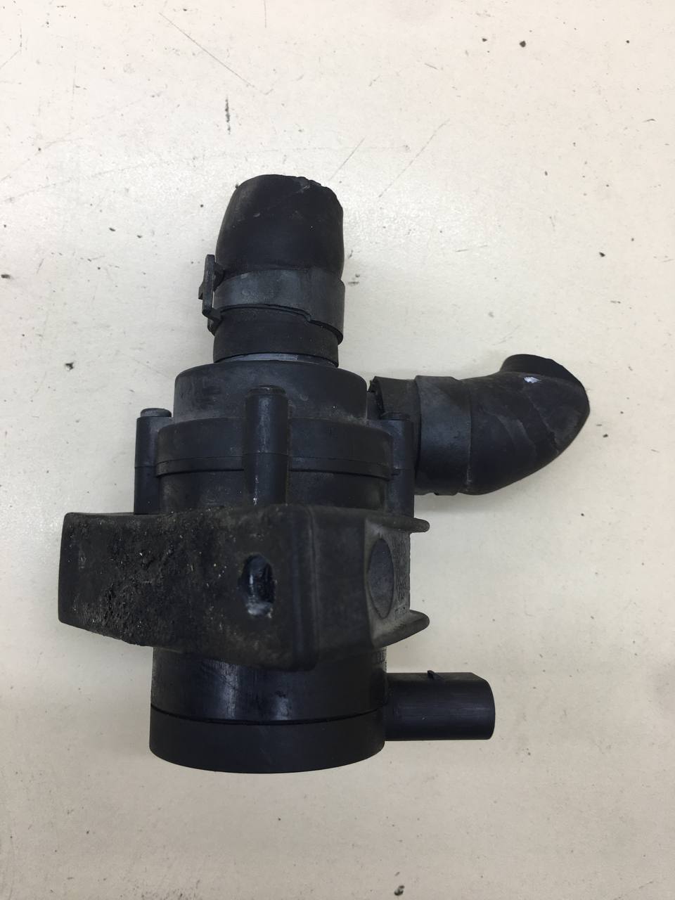 Насос водяной (помпа) Volkswagen Passat B7 2011-2015 Насос водяной (помпа) Volkswagen Passat B7 2011-2015