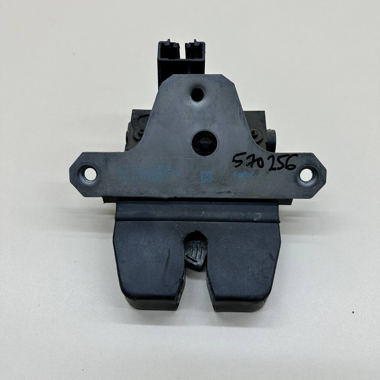 Замок багажника Ford Focus 2 (DA) 2005-2008 Замок багажника Ford Focus 2 (DA) 2005-2008