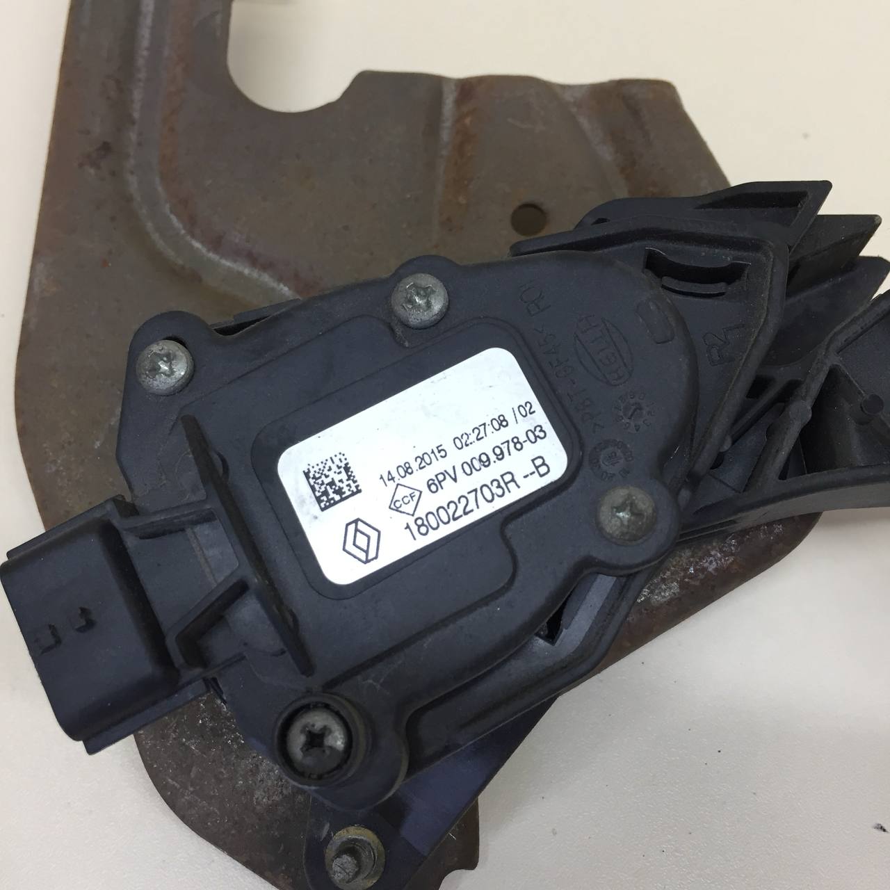 Педаль газа Renault Logan (2) 2014> Педаль газа Renault Logan (2) 2014>