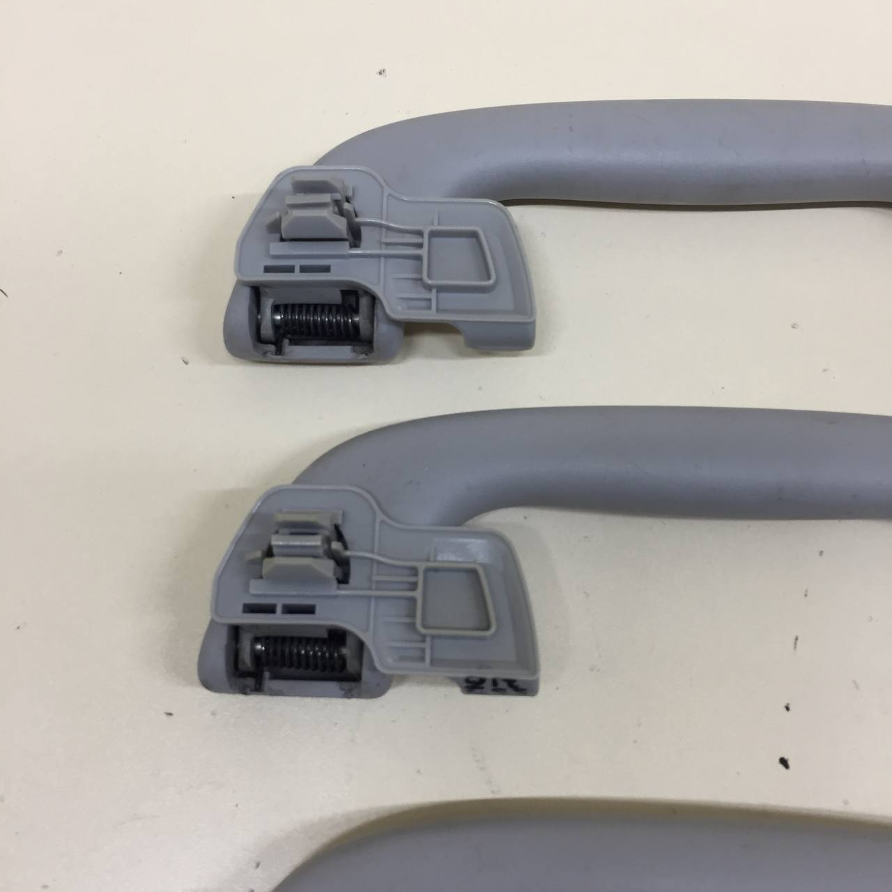 Ручка внутренняя потолочная Mazda Mazda 6 (GG) 2002-2007 Ручка внутренняя потолочная Mazda Mazda 6 (GG) 2002-2007
