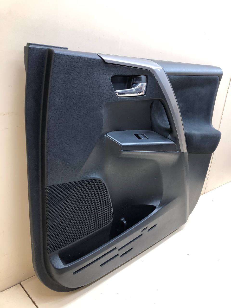 Обшивка двери передней правой Toyota Rav 4 (XA40) 2013-2019