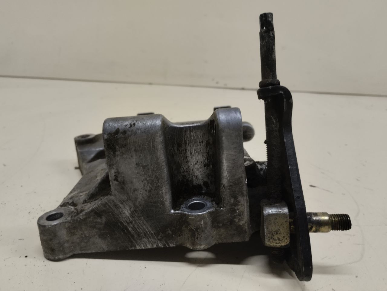 Кронштейн генератора Nissan Almera (N16) 2000-2006 Кронштейн генератора Nissan Almera (N16) 2000-2006
