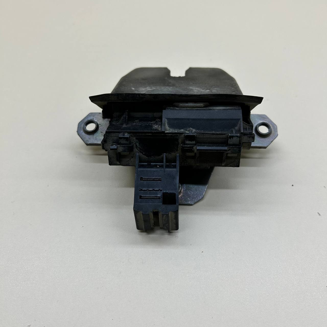 Замок багажника Ford Focus 2 (DA) 2005-2008 Замок багажника Ford Focus 2 (DA) 2005-2008