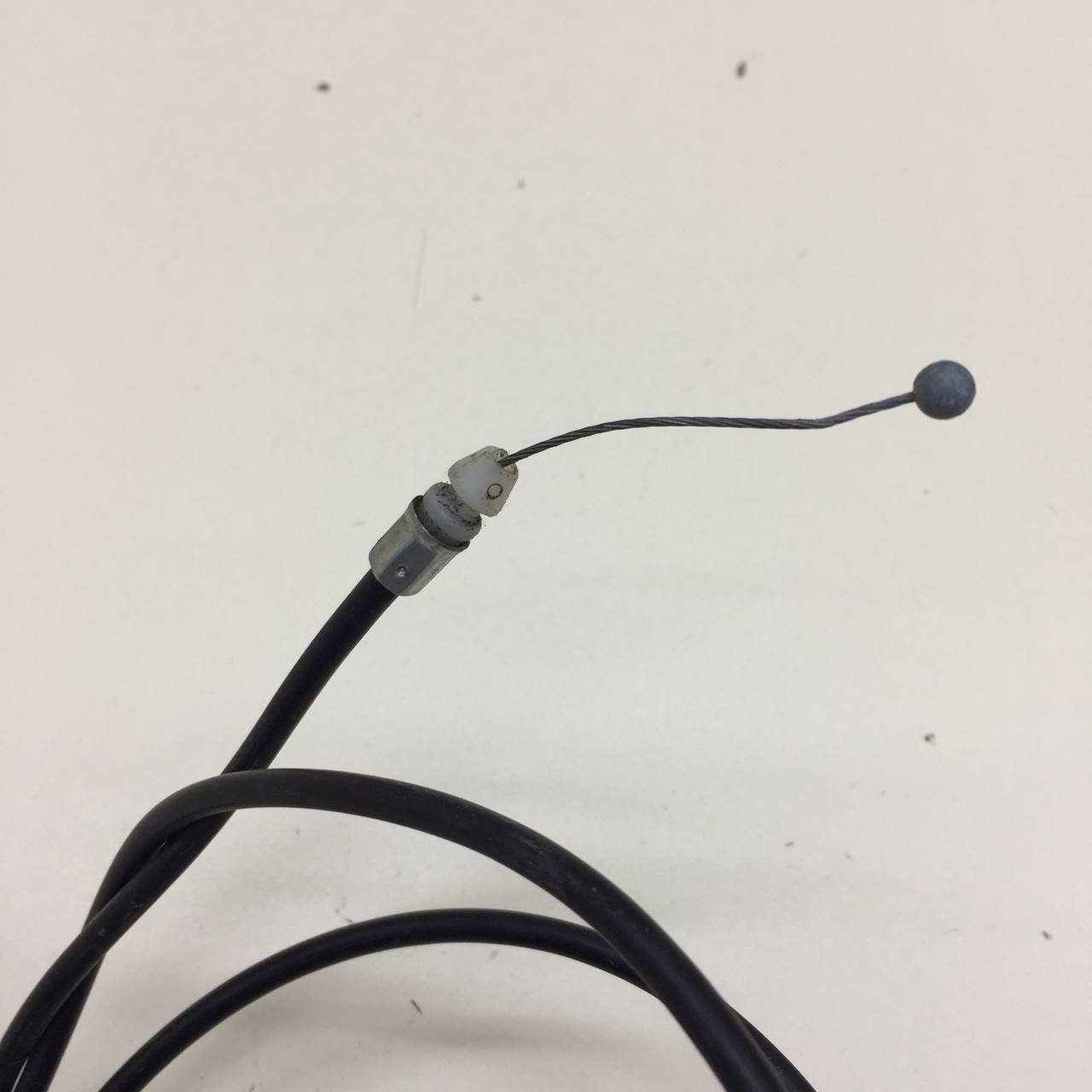 Трос открывания капота Mitsubishi Lancer 9  (CS/Classic) 2000-2011