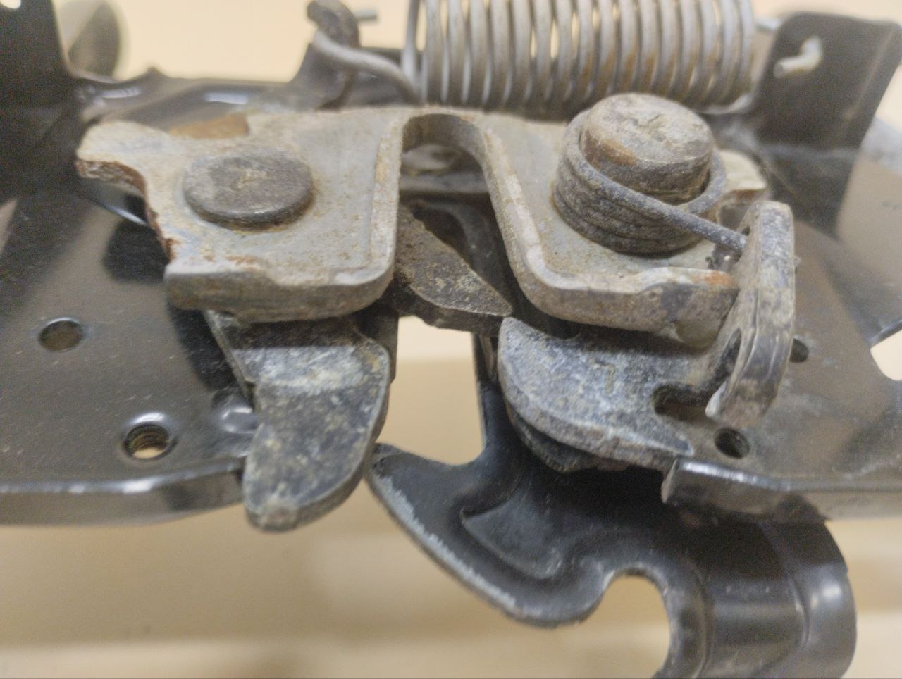 Замок капота Mazda Mazda 3 (BM) 2013-2016 Замок капота Mazda Mazda 3 (BM) 2013-2016