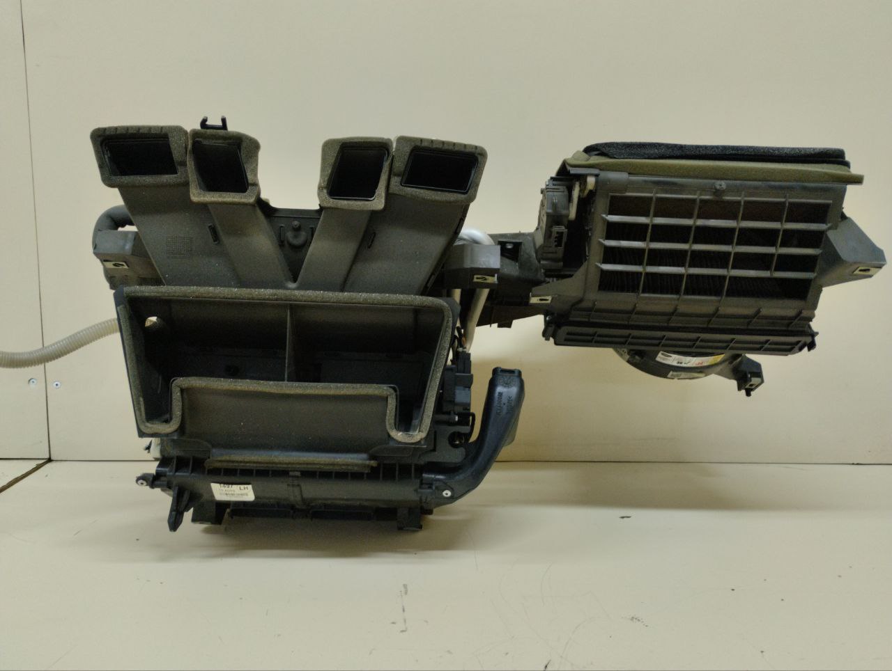 Корпус отопителя Land Rover Discovery 3 (L319) 2004-2009 Корпус отопителя Land Rover Discovery 3 (L319) 2004-2009