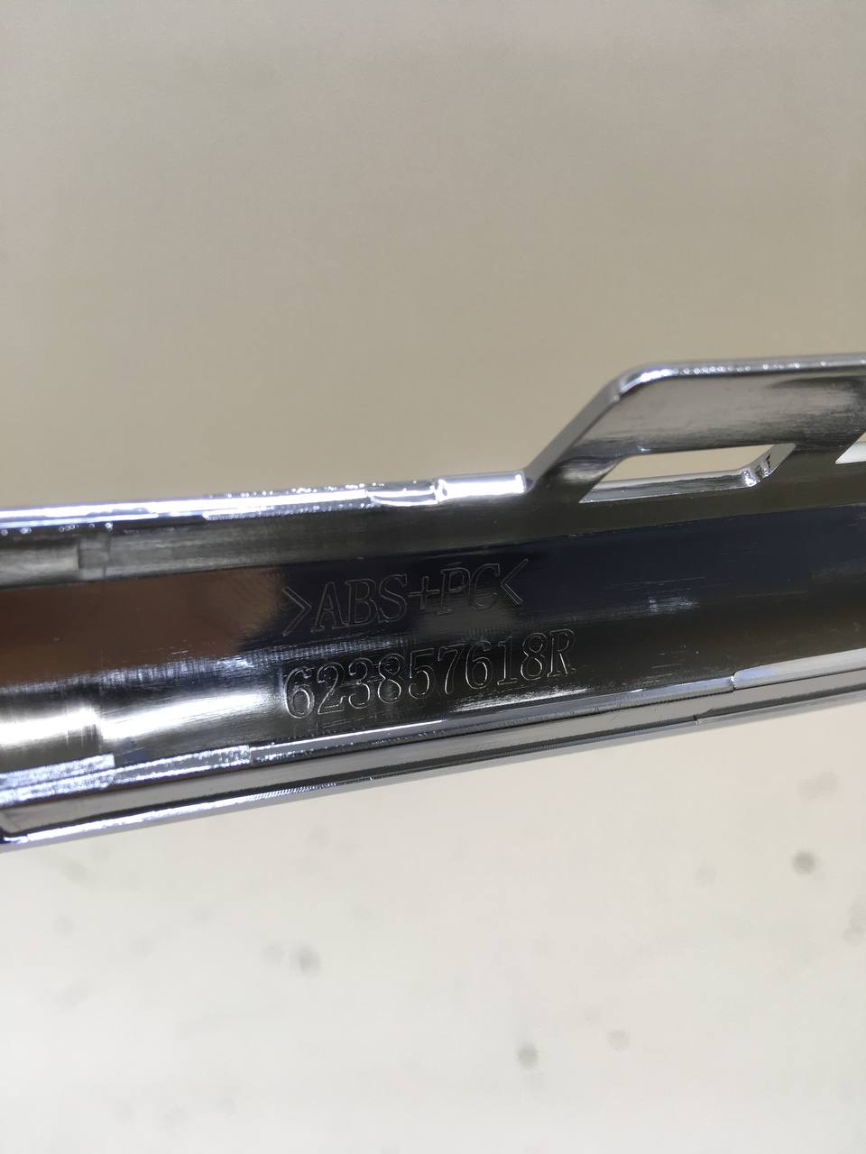 Накладка на решетку радиатора Renault Logan (2) 2014>