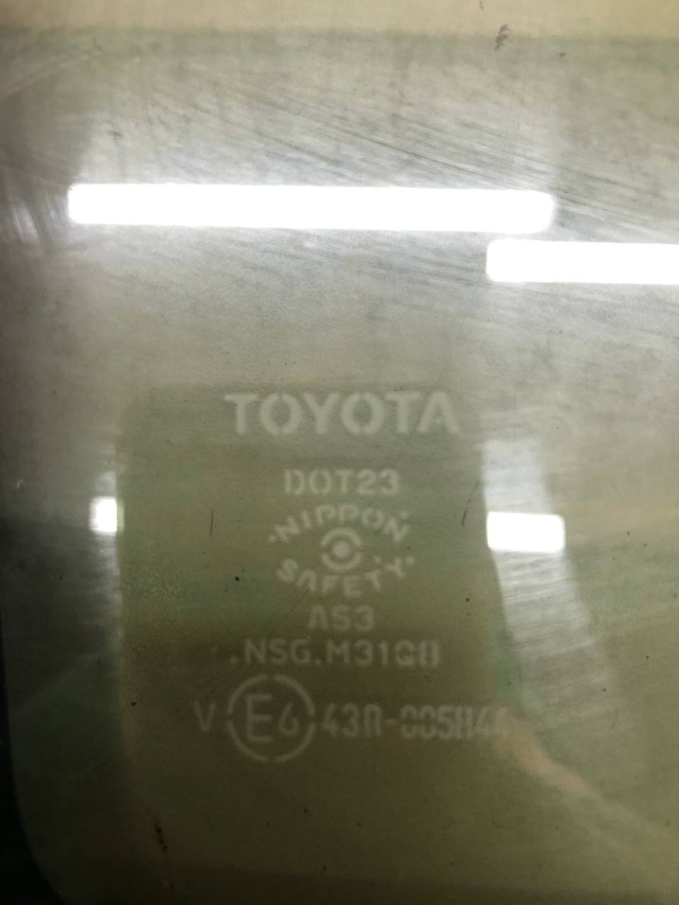 Стекло кузовное глухое левое Toyota Rav 4 (XA40) 2013-2019