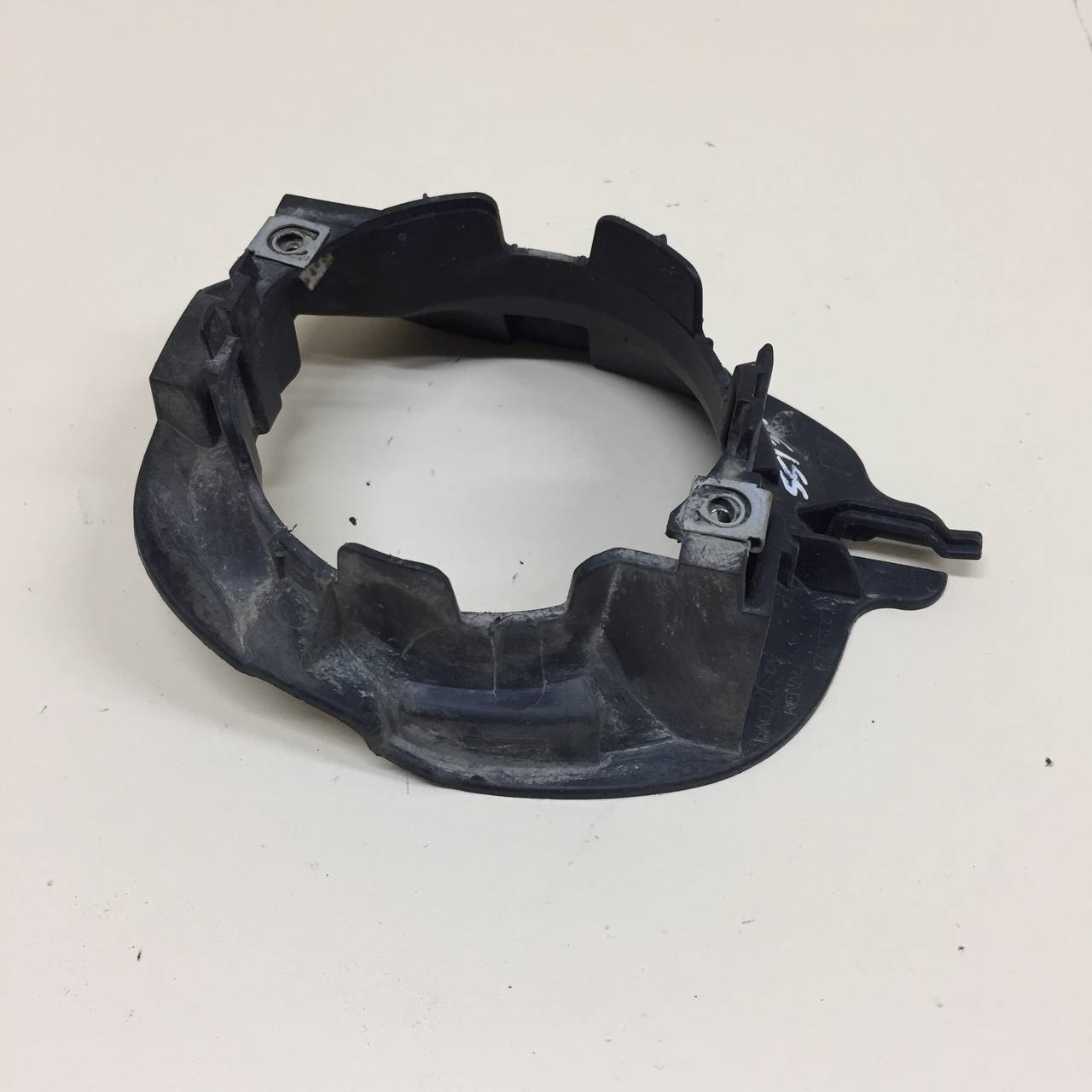 Кронштейн фары противотуманной левой Renault Duster (HSA, HSM) 2012> Кронштейн фары противотуманной левой Renault Duster (HSA, HSM) 2012>