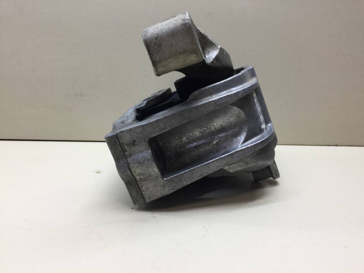 Опора двигателя правая Volkswagen Caddy 2004-2016