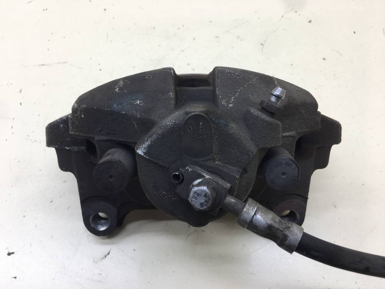 Суппорт передний правый Volkswagen Passat B7 2011-2015 Суппорт передний правый Volkswagen Passat B7 2011-2015